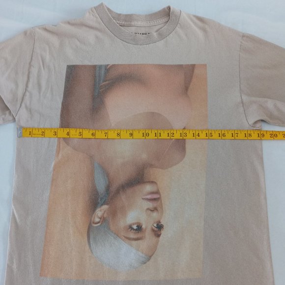 Ariana Grande Sweetener Concert Tee Size medium - Picture 3 of 6